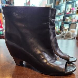 Vero Cuoio Peep Toe Ankle Bootie